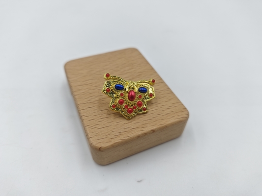 Купить Stylish and Durable Lapel Pin with Brilliant Golden Butterfly and Eye-Catching Gemstone Производство в сети